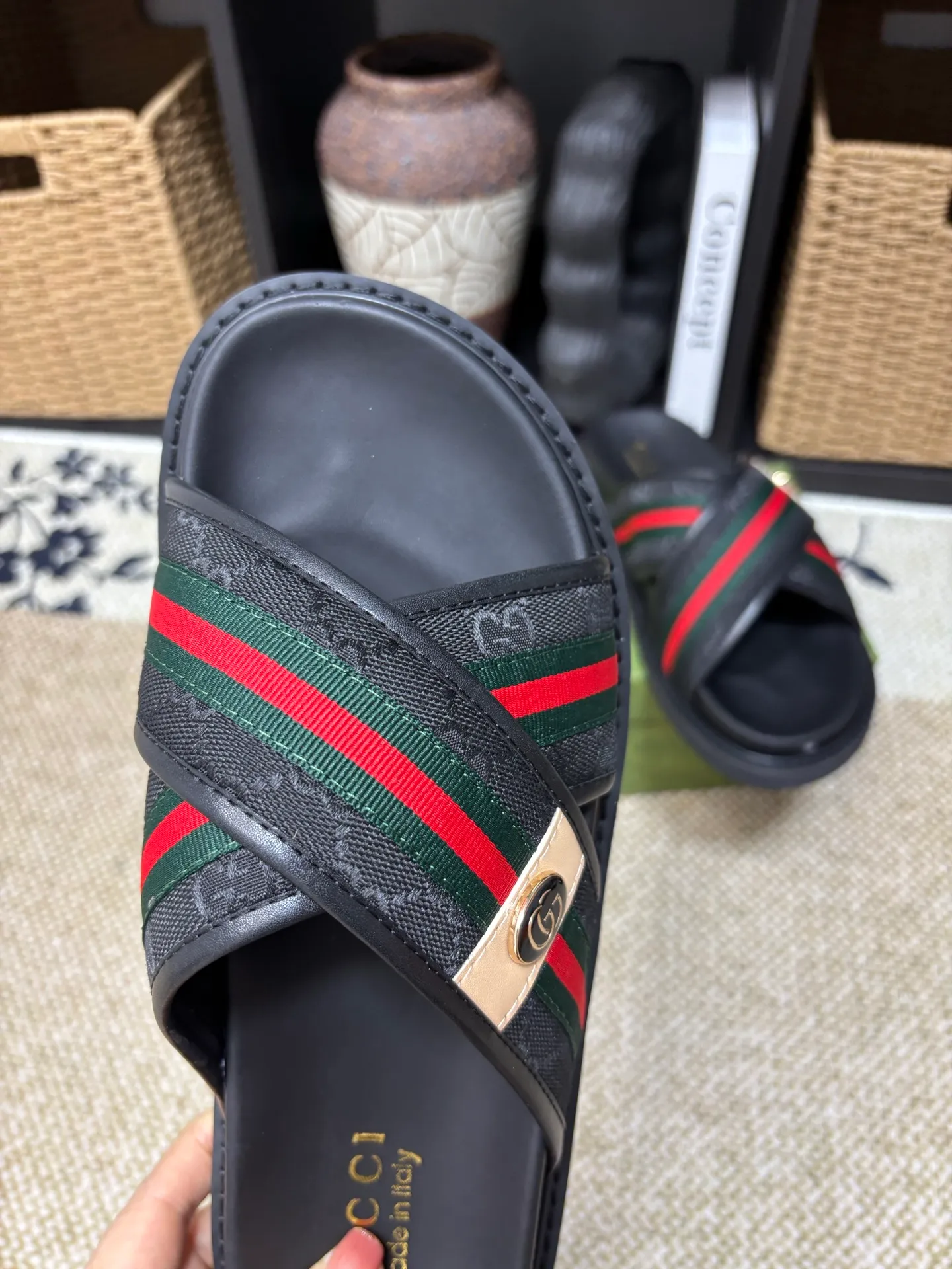 Factory 💰 300 yuan Gucci slippers] high-end men's shoes brand official website 1:1 latest masterpiece: original mold customization, the fabric is made of imported original materials, upgraded outsole, lighter and non-slip. The market's top quality, simple yet tasteful, a must-have for fashionistas, fashionable at your feet, full of confidence, the same style at the counter 👍The season of summer slippers is here. Code: 38-45 (45 customized)